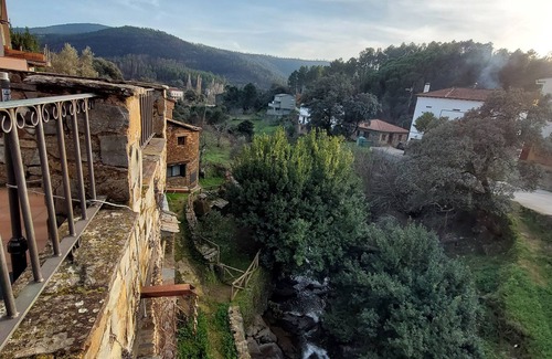 Pinofranqueado House | 🏡 Charming cottage with fireplace & patio – natural pool just 500m away! 🐶🐱💗