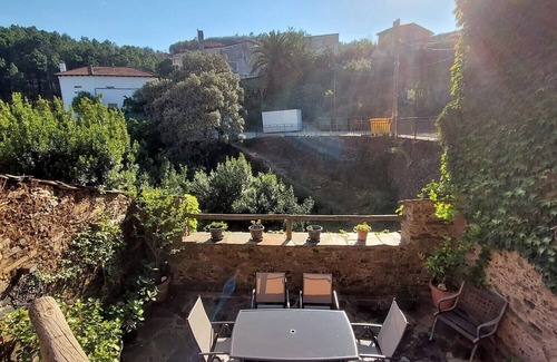 Pinofranqueado House | 🏡 Charming cottage with fireplace & patio – natural pool just 500m away! 🐶🐱💗