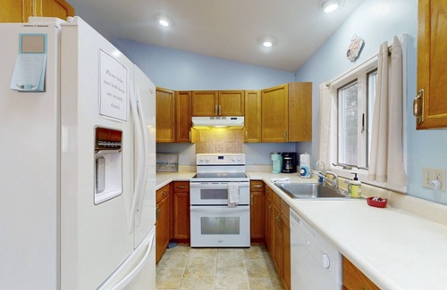 Chamberlain Cottage | Charming Cottage with Ocean Views, Wifi, and Washer and Dryer