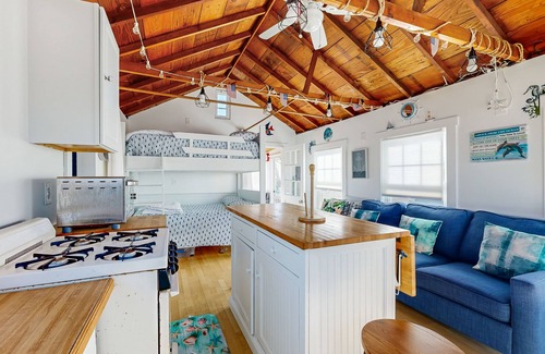 Dennis Port Cottage | Charming cottage with private beach, patio, & full kitchen - near golf & park