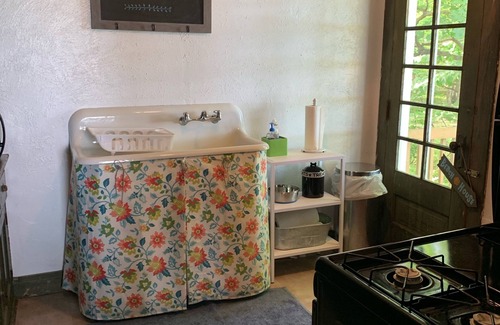 Irving House | Charming Cottage with Private Beach (sleeps 6, A/C, Wifi & Kayaks)