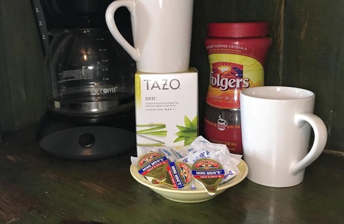 Irving House | Charming Cottage with Private Beach (sleeps 6, A/C, Wifi & Kayaks)