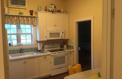Franklin Estates House | Charming Country Farmhouse 4 miles to Texas A&M