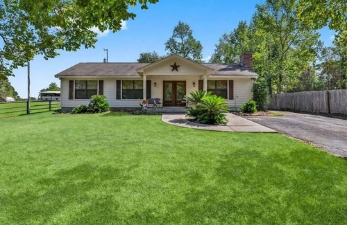 Keenan Cottage | Charming Country Bungalow; serene setting close to Lake Conroe & The Woodlands