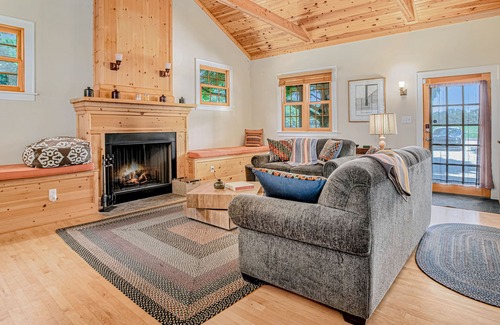 Three Oaks Cottage | Charming country cottage with screened porch, large yard, fireplace, & WiFi