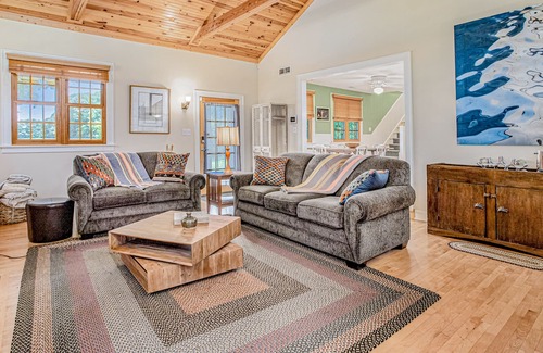 Three Oaks Cottage | Charming country cottage with screened porch, large yard, fireplace, & WiFi