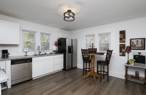 Dallas House | Charming Country Cottage Retreat - Walking distance to Downtown