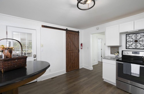 Dallas House | Charming Country Cottage Retreat - Walking distance to Downtown