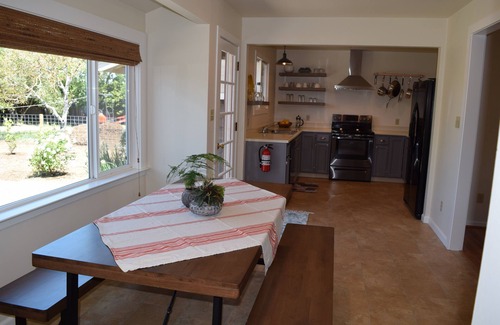 Sonoma House | Charming Country Cottage walk to Plaza Gas Fire Pit & Bocce & 4 Cruiser Bikes