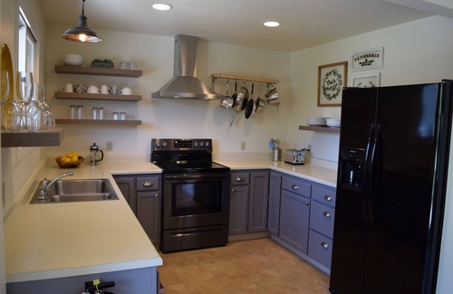 Sonoma House | Charming Country Cottage walk to Plaza Gas Fire Pit & Bocce & 4 Cruiser Bikes