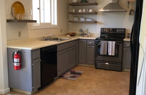 Sonoma House | Charming Country Cottage walk to Plaza Gas Fire Pit & Bocce & 4 Cruiser Bikes