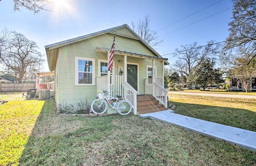 Tomball House | Charming Country Cottage, Walk to Main Street!