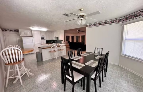 Porter House | Charming country getaway near IAH airport