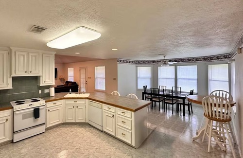Porter House | Charming country getaway near IAH airport