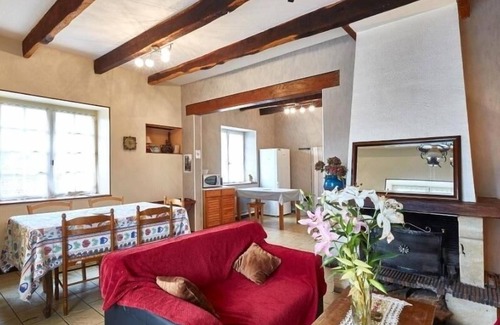 Le Gavre Cottage | Charming Country Home Near Forest with WiFi, Basketball & Table Tennis
