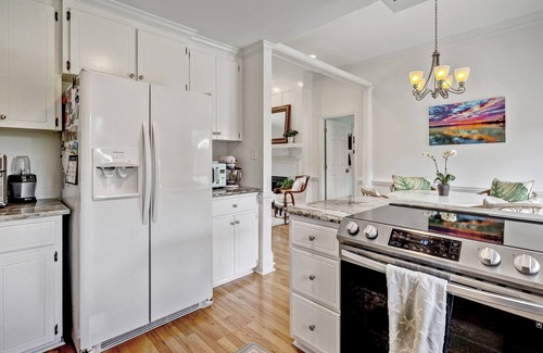 Raleigh House | Charming country home on a horse farm, 15min to Downtown!
