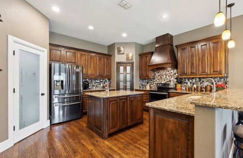 Johnson County House | Charming country mansion for a nice peaceful getaway