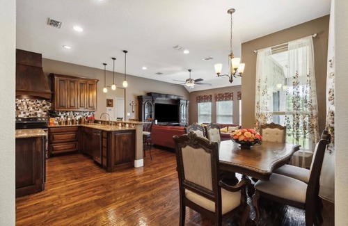 Johnson County House | Charming country mansion for a nice peaceful getaway