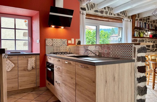Seneujols Cottage | Charming Country Retreat: 3 Ensuite Bedrooms, Terrace, BBQ, Pet-Friendly, Fiber WiFi, Near Puy-en-Velay