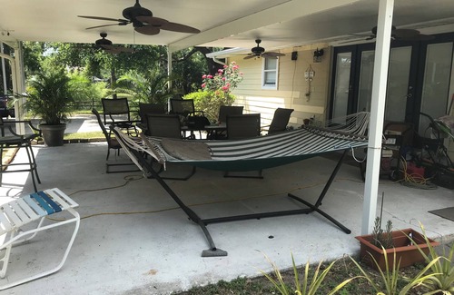 Tampa House | Charming Countryside Lakehouse 3-bedroom house in Tampa with WiFi, AC