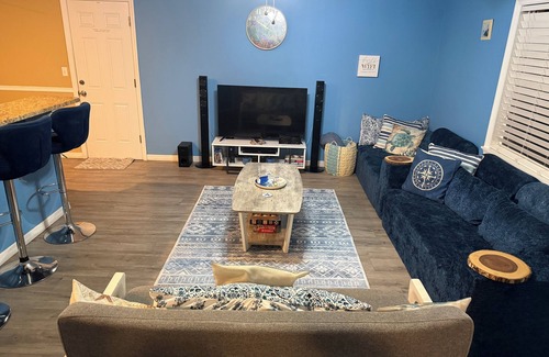 Spring Hill House | Charming & Cozy 2-bedroom house in lovely Spring Hill with AC, fitness room