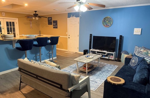 Spring Hill House | Charming & Cozy 2-bedroom house in lovely Spring Hill with AC, fitness room
