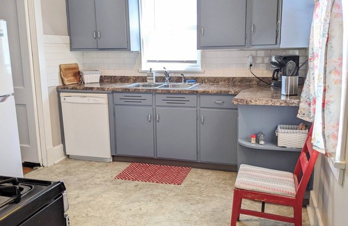 Davenport Apartment | Charming Cozy 2-bedroom apartment near Vander Veer Park with AC, parking, WiFi