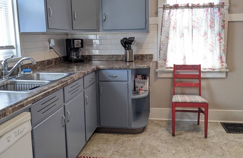 Davenport Apartment | Charming Cozy 2-bedroom apartment near Vander Veer Park with AC, parking, WiFi