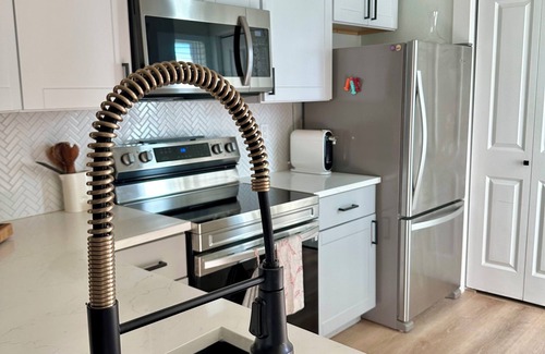 Wyldwood House | Charming & Cozy 2-Bedroom Retreat in South Austin + Patio Backyard Oasis