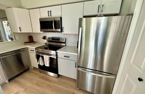 Wyldwood House | Charming & Cozy 2-Bedroom Retreat in South Austin + Patio Backyard Oasis