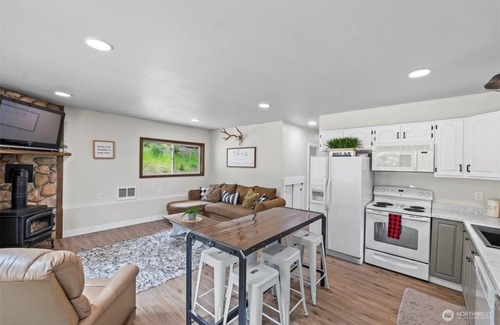 Cle Elum Cabin | Charming cozy 2-bedroom cabin near charming and historic Roslyn with WiFi