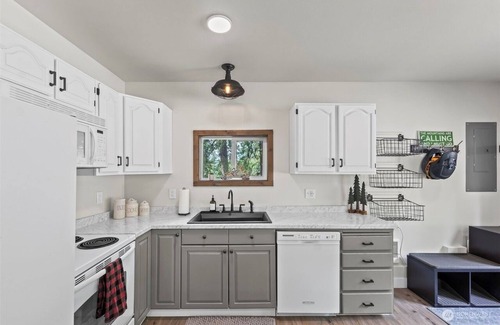 Cle Elum Cabin | Charming cozy 2-bedroom cabin near charming and historic Roslyn with WiFi