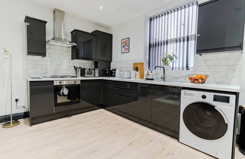 Harehills Apartment | Charming & Cozy 2 BR flat. Steps from Everyth…