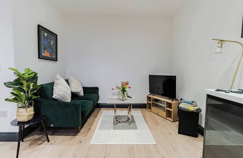 Harehills Apartment | Charming & Cozy 2 BR flat. Steps from Everyth…