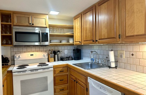 Lincoln Condo | Charming & Cozy 2BR Condo with AC & Loon Mtn Views