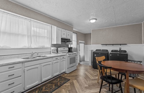 Kokomo House | Charming, cozy 3 bed bungalow