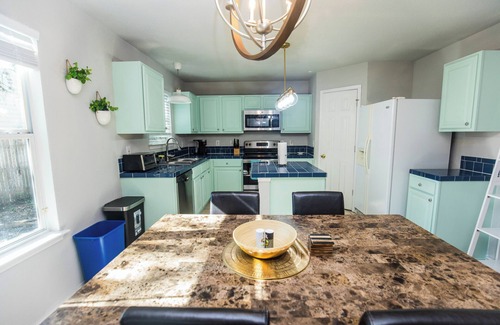 Wetmore House | Charming Cozy 3-bedroom house UTSA/6 Flags/Riverwalk/SeaWorld in San Antonio