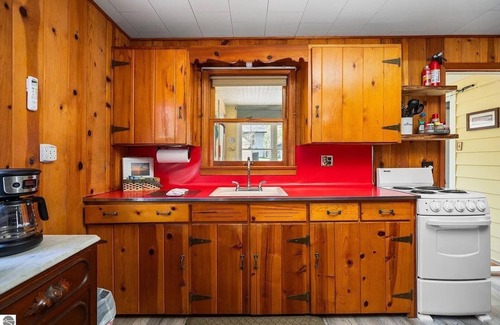 Mayfield Cottage | Charming Cozy 3-bedroom Canary Cottage overlooking Fife Lake with lake access.