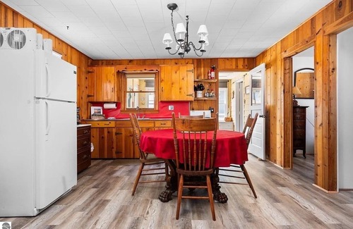 Mayfield Cottage | Charming Cozy 3-bedroom Canary Cottage overlooking Fife Lake with lake access.