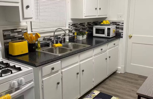 Mosby House | Charming, Cozy 3-bedroom Home in Richmond with WiFi and AC