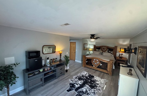 Lebanon Cabin | Charming Cozy Cabin Studio Close to Nashville with Great Tennessee Views