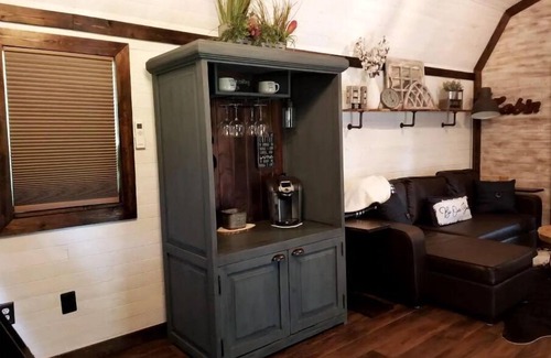Fort Worth Cabin | Charming cozy cabin! Stocked pond, firepit, outdoor games!
