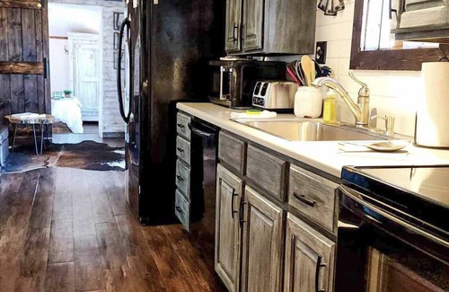 Fort Worth Cabin | Charming cozy cabin! Stocked pond, firepit, outdoor games!