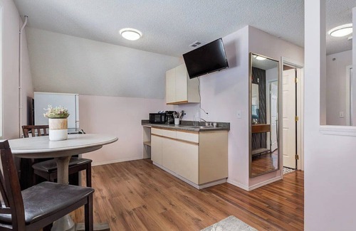 Canmore Condo | Charming Cozy, Child Friendly 1 Bedroom Condo Mountain Escape with Mountain View
