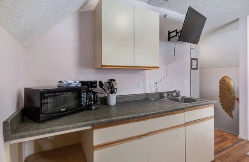 Canmore Condo | Charming Cozy, Child Friendly 1 Bedroom Condo Mountain Escape with Mountain View