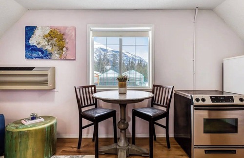 Canmore Condo | Charming Cozy, Child Friendly 1 Bedroom Condo Mountain Escape with Mountain View