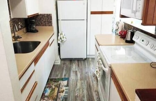 Port Charlotte House | Charming & Cozy: Close to Beach & Shops ~ Parking!
