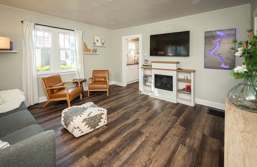 Coeur d'Alene House | Charming Cozy Cottage with Hot Tub