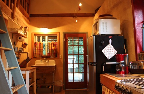 Damascus Cottage | Charming cozy cottage secluded in private woods in great close in location.