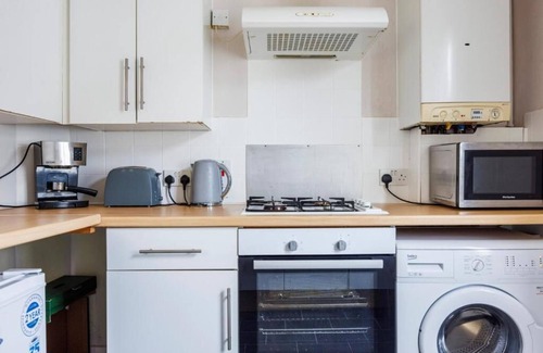 Southend-on-Sea Apartment | Charming & Cozy 2BR Excellent Location w/WiFi & Netflix by Everhome Ltd
